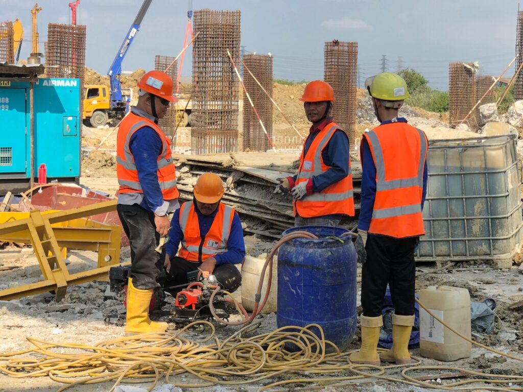 anti rayap pra konstruksi pada fondasi bangunan dengan soil treatment sebelum pengecoran